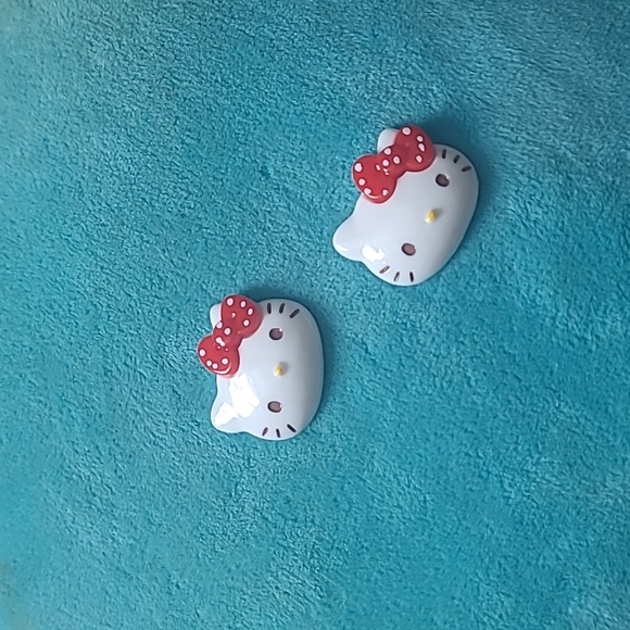 2 Hello Kitty Pins - Picture 4 of 15